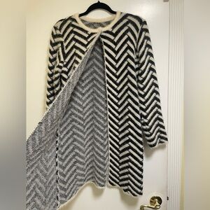 Sioni Chevron Patterned Cardigan in Black and Cream